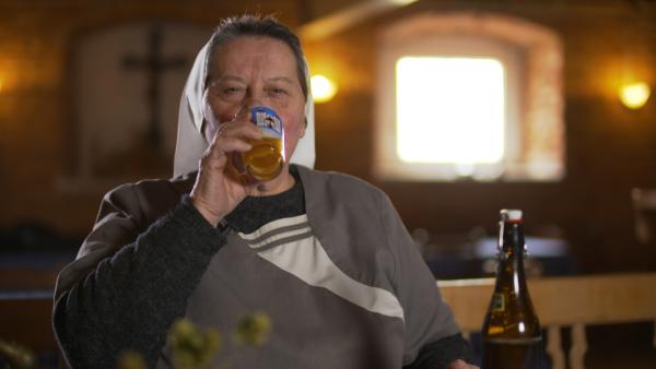 Bild 1 von 14: Die älteste bierbrauende Nonne Deutschlands Doris Engelhard (69) trinkt ein Glas Bier im Wirtshaus.
