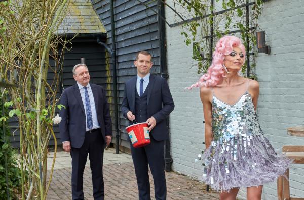 Bild 1 von 7: Anerkennend stellen DCI John Barnaby (Neil Dudgeon, l.) und sein Assistent DS Jamie Winter (Nick Hendrix, M.)  fest, dass Malik Payne (Felix Kai, r.) auch unter widrigsten Umständen unerschütterlich bleibt und seinen Kritikern lautstark Paroli bietet.