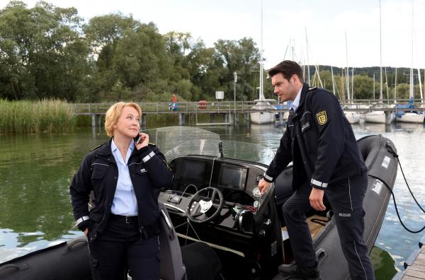 Bild 1 von 3: Nele Fehrenbach (Floriane Daniel, l.) und Jakob Frings (Max König, r.) teilen ihren Kollegen die neuesten Entwicklungen im Mordfall mit.