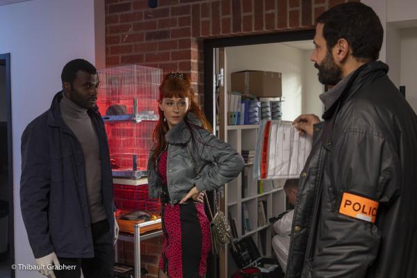 Bild 1 von 5: (v.l.n.r.) Doktor Bonnemain (Christopher Bayemi); Morgane Alvaro (Audrey Fleurot); Adam Karadec (Mehdi Nebbou)