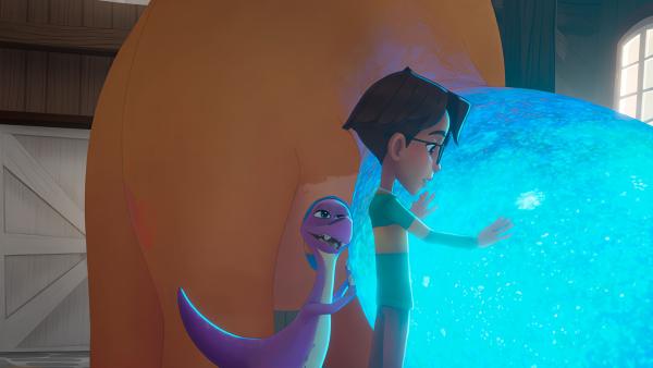 Bild 1 von 2: Leo und Dino Socke stellen fest, dass der geschlüpfte Brontosaurus Flo besondere Fähigkeiten hat.