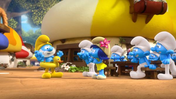 Bild 1 von 1: Papa Schlumpf präseniert das Geschenk von Begonia und Dummi.© KiKA/Peyo Productions, Dupuis Édition & Audiovisuell - Honorarfreie Verwendung gemäß AGB im redaktionellen Zusammenhang mit genannter Sendung bei Nennung \