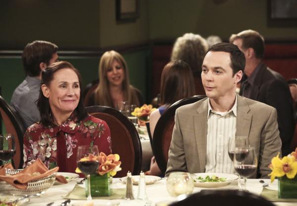 Bild 1 von 13: Sheldons (Jim Parsons, r.) Mutter Mary (Laurie Metcalf, l.) freut sich sehr darüber, dass Leonard und Penny sie bei ihrer zweiten Hochzeit dabei haben wollen. Doch Leonards Mutter Beverly macht es ihr und den anderen schwer, die Feier zu genießen ...