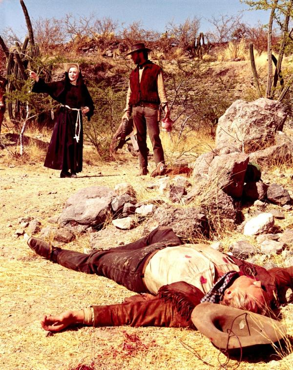 Bild 1 von 11: Als Hogan (Clint Eastwood, hinten r.) durch die Wüste Mexikos reitet, rettet er Schwester Sara (Shirley MacLaine, hinten l.), die von drei Männern bedrängt wird. Es entsteht eine Freundschaft zwischen den Beiden ...