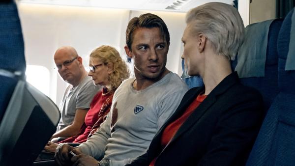 Bild 1 von 5: Philip (Johannes Lassen) macht einen Deal mit Anna Kasharina (Lise Risom Olsen). Er tauscht das Handy mit den Informationen gegen June, die so nicht nach Russland verschleppt wird.
