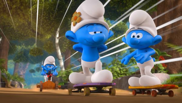 Bild 1 von 5: Mit ihren neuen Boards brausen die beiden Schlaubi davon.© KiKA/Peyo Productions, Dupuis Édition & Audiovisuell 2020 - Honorarfreie Verwendung gemäß AGB im redaktionellen Zusammenhang mit genannter Sendung bei Nennung \