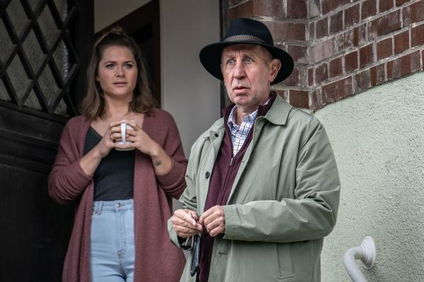 Bild 1 von 7: Als der Rentner Hubert Koch (Manfred Möck, r.) nach langem Klinikaufenthalt nach Hause kommt, muss er feststellen, dass sein Haus an Iris Michalski (Laura Lippmann, l.) und ihren Mann verkauft wurde. Wenig später wird er tot neben einer Parkbank aufgefunden.