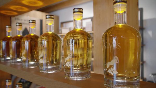 Bild 1 von 3: Dieser Whisky stammt aus einer Destillerie am Schliersee in Bayern und wurde unter Sammlern schon für 24.000 Euro verkauft.