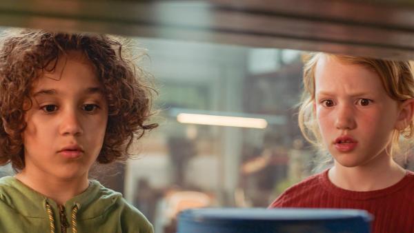 Bild 1 von 8: Im Bild: Adam el Bachiri (Saïd), Evy Hanse (Anna).