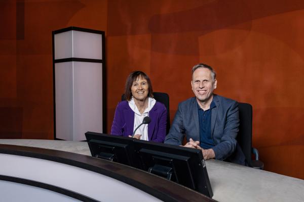 Bild 1 von 1: Moderatorin Christine Krueger und Moderator Achim Bogdahn im Tagesgespräch-Studio.