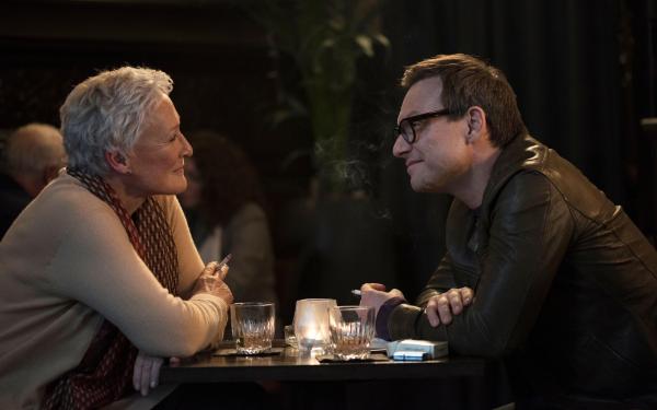 Bild 1 von 8: Joan Castleman (Glenn Close, l.); Nathanial Bone (Christian Slater, r.)