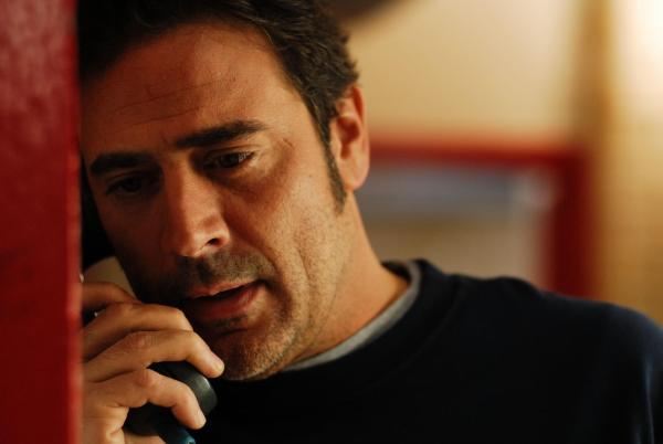 Bild 1 von 8: Emma gibt im Radio Beziehungstipps. Unter anderem auch Sofia, die sich daraufhin von ihrem Freund Patrick (Jeffrey Dean Morgan) trennt. Dieser beginnt daraufhin einen Racheplan gegen Emma zu entwickeln ...