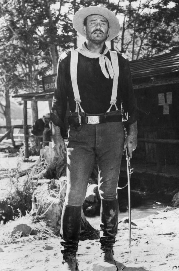Bild 1 von 6: Leutnant Colonel Yorke (John Wayne) ist nicht begeistert von der plötzlichen Erscheinung seiner Frau Kathleen am texanischen Fort.