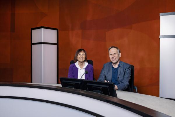 Bild 1 von 3: Moderatorin Christine Krueger und Moderator Achim Bogdahn im Tagesgespräch-Studio.