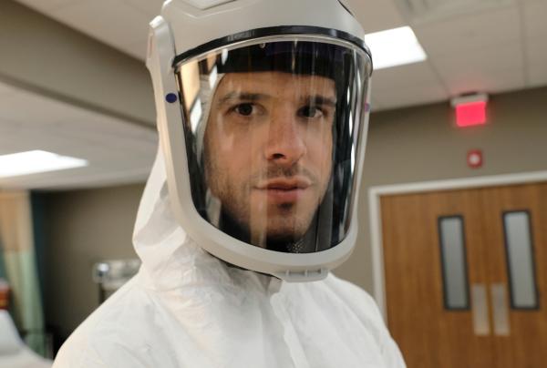 Bild 1 von 17: Dr. Alec Shaw (Miles Gaston Villanueva)