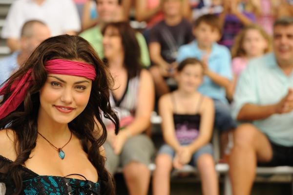 Bild 1 von 2: Cleo (Phoebe Tonkin) als Piratin bei ihrer Delfin-Show.