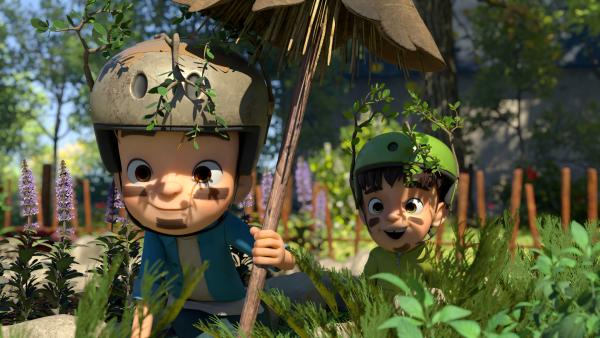 Bild 1 von 3: Raphael und Kleiner Fuß haben sich für die Raupen-Futtersuche eine Tarnung zugelegt.