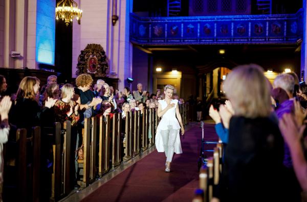Bild 1 von 2: Standing Ovations für Iveta Apkalna im Rigaer Dom: Die lettische Star-Organistin wird weltweit für ihre Virtuosität gefeiert.