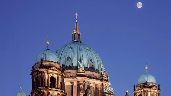Bild 1 von 1: Berliner Dom mit Mond