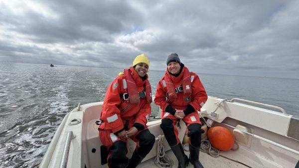 Bild 1 von 3: Pia und Schweinswal-Experte Johannes genießen die Sonne auf dem Boot. Noch! Gleich muss Pia nämlich das \