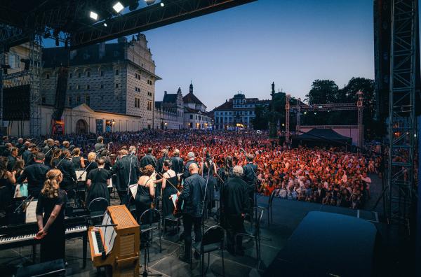 Bild 1 von 4: Das kostenlose Open-Air-Konzert der Tschechischen Philharmonie macht klassische Musik einem großen, vielfältigen Publikum zugänglich.