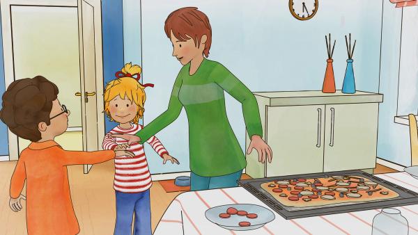 Bild 1 von 3: Mama hilft Conni und Simon beim Pizzabacken, die drei sind ein perfektes Team.