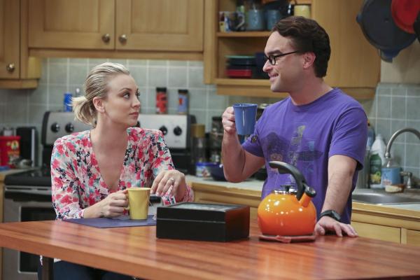 Bild 1 von 14: Durch ständiges Nachhaken lösen Penny (Kaley Cuoco, l.) und Leonard (Johnny Galecki, r.) bei Sheldon einen unerwarteten Gefühlsausbruch aus ...