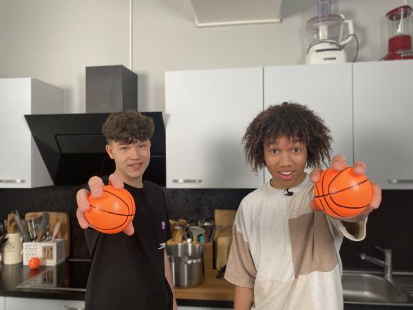 Bild 1 von 4: Eigentlich waren Leon und Noah ziemlich gut auf ihr senegalesisches Kochabenteuer vorbereitet. Doch mit einer solchen Herausforderung hatten sie so gar nicht gerechnet: Leon soll Noah die ersten Schritte des Gerichts Mafé pantomimisch erklären und Noah muss nach diesen Anweisungen vorgehen - ohje!