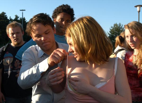 Bild 1 von 19: Als der neue Mitschüler Erik von Brückenstein (Marlon Kittel, l.) vor versammelter Klasse Nessies (Josefine Preuß, r.) Geheimnis der vollen Brüste enthüllt, schlägt die Klassensprecherin gnadenlos zurück ...