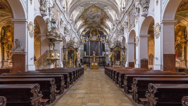 Bild 1 von 6: Der Gottesdienst findet in der Basilika St. Emmeram in Regensburg statt.