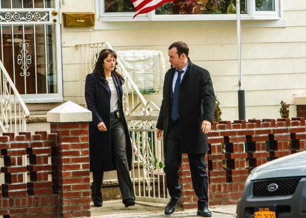 Bild 1 von 10: Wenn der Verdächtige das Mordopfer als Hure bezeichnet, dann besteht kein Zweifel, was er von Maria (Marisa Ramirez, l.) hält. Danny (Donnie Wahlberg, r.) ist außer sich ...