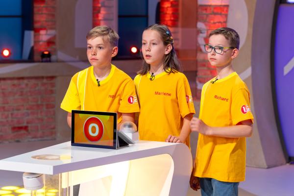 Bild 1 von 7: Das gelbe Rateteam aus Zwickau/Thüringen wartet gespannt auf die erste Frage.