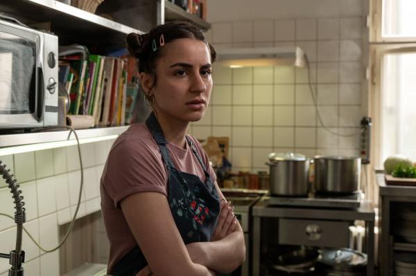 Bild 1 von 7: Zara Hasani (Bahar Balci) arbeitet in der Suppenküche, in der das Opfer Hugo Wilke an einer Vergiftung starb. Er war Stammgast, doch bei ihrer Vernehmung ist sie nicht gut auf ihn zu sprechen. Was hat sie zu verbergen?