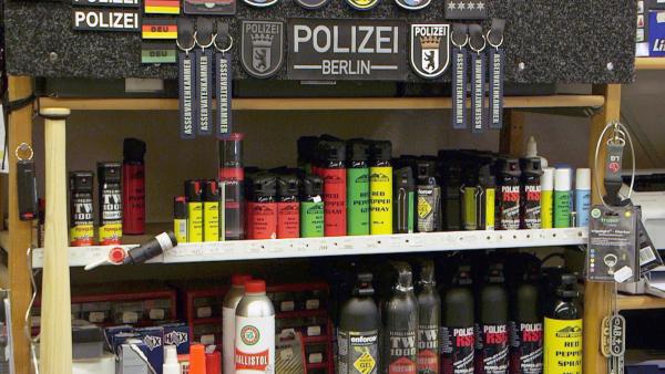 Bild 1 von 2: Pfefferspray gilt in Deutschland als beliebtes Mittel zur Selbstverteidigung. Offiziell sind solche Reizstoffsprühgeräte allerdings nur zur Abwehr von Tieren gedacht.