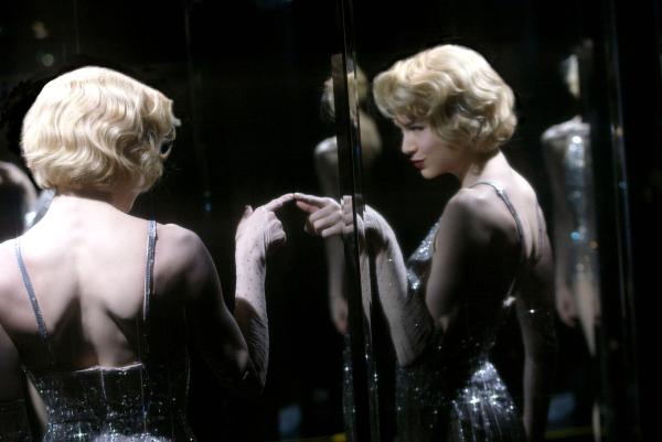 Bild 1 von 17: Die naive Roxy Hart (Renee Zellweger) möchte ihrem tristen Leben entfliehen und ein Star werden - wie die glamouröse Sängerin Velma Kelly, der das Publikum zu Füßen liegt. Als ein vermeintlicher Manager sie ausnützt, tötet sie den Betrüger und wandert ins Gefängnis.Dort trifft sie auf Velma, die ihren Ehemann und ihre Schwester erschossen hat ...