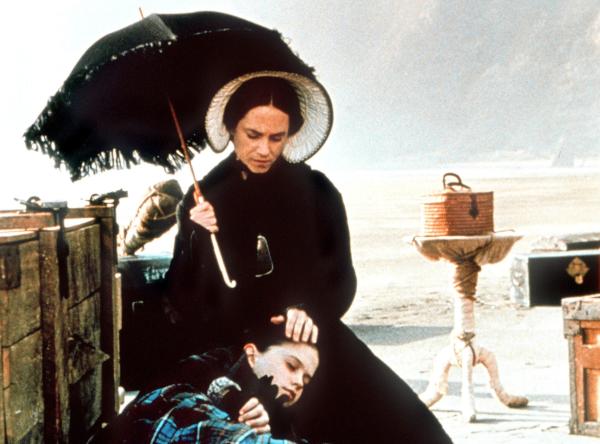 Bild 1 von 2: Die stumme Ada (Holly Hunter) ist mit ihrer kleinen Tochter Flora (Ann Paquin) von Schottland nach Neuseeland gekommen. Dort muss sie eine lange Nacht am Strand verbringen, ehe ihr Bräutigam, den sie überhaupt nicht kennt, die beiden abholt.