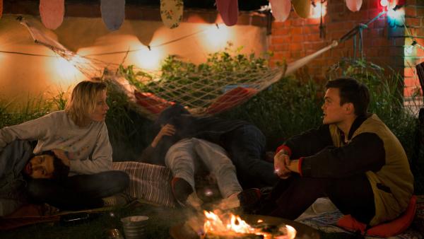 Bild 1 von 9: Ira (Lana Cooper) und Lenz (Eric Klotzsch) lernen sich auf einer Party kennen.