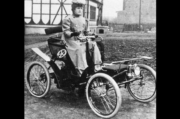 Bild 1 von 8: Die Eisenacherin Wilhelmine Ehrhardt gilt als erste Automobilistin Deutschlands. Hier eine Aufnahme von ihr aus dem Jahr 1899