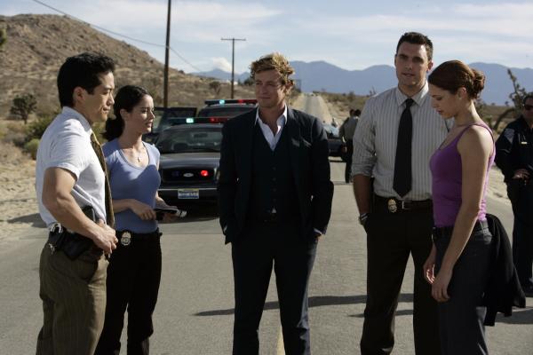 Bild 1 von 24: Gehört die abgetrennte Hand wirklich des Casinobesitzers James Meier? Kendall (Tim Kang, l.), Teresa (Robin Tunney, 2.v.l.), Patrick (Simon Baker, M.), Wayne (Owain Yeoman, 2.v.r.) und Grace (Amanda Righetti, r.) gehen der Sache auf den Grund ...