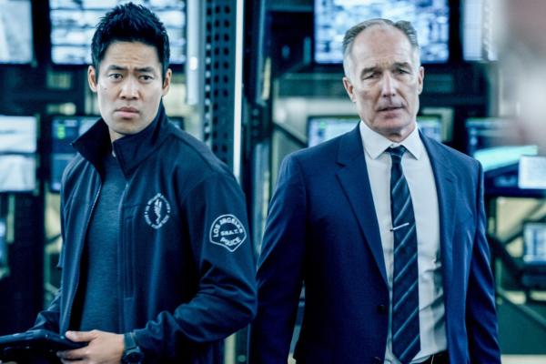 Bild 1 von 2: Im Bild (v.li.): David Lim (Victor Tan), Patrick St. Esprit (Robert Hicks).