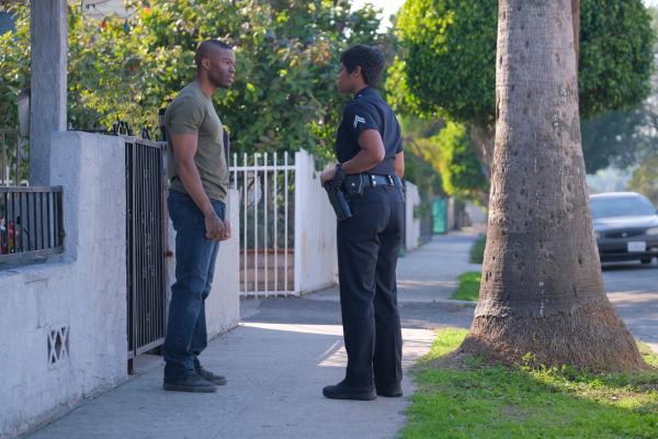 Bild 1 von 3: Talia Bishop (Afton Williamson) wird bei einem Einsatz durch Dylan Scott (Caleb Castille) mit ihrer Vergangenheit konfrontiert.