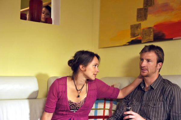 Bild 1 von 14: Im Bild: Hans (Heiko Ruprecht, r.) ist gar nicht glücklich mit der ersten Liebe seiner Tochter Lilli, findet in der Familie aber keine Unterstützung. Nun hofft er bei Klara (Nike Fuhrmann, l.) auf Verständnis zu stoßen.