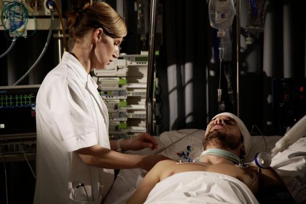 Bild 1 von 14: Der im Koma liegende Tom (Stephan Luca) tritt immer wieder als Geist aus sich heraus, um seine große Liebe für sich zu gewinnen und seine Erfindung zu retten ...