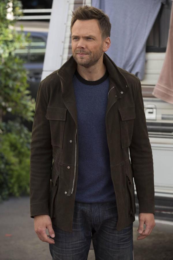 Bild 1 von 33: Als Gefängnisinsassen per Teleroboter ins College geschaltet werden, wird Jeff (Joel McHale) Opfer eines verrückten Häftlings ...