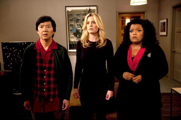 Bild 1 von 20: Die Stimmung auf der Weihnachtsfeier ist auf dem Null-Punkt als Chang (Ken Jeong, l.), Britta (Gillian Jacobs, M.) und Shirley (Yvette Nicole Brown, r.) von der versauten Gruppenarbeit in Geschichte erfahren. Und dann taucht auch noch ein ungebetener Gast auf ...