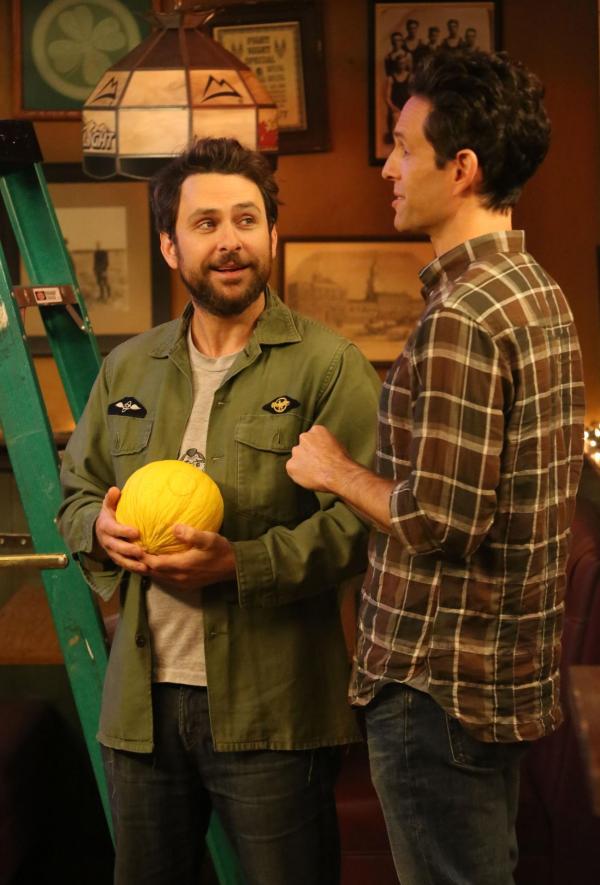 Bild 1 von 8: Charlie Kelly (Charlie Day, l.); Dennis Reynolds (Glenn Howerton, r.)