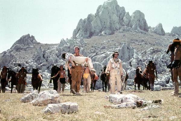 Bild 1 von 8: Der Bandit Santer hat Rache geübt - Winnetou (Pierre Brice, l.) und Old Shatterhand (Lex Barker, r.) betrauern die tote Nscho-Tschi (Marie Versini) ...
