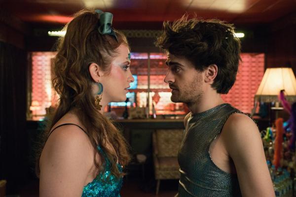 Bild 1 von 4: Jen (Máiréad Tyers, l.) und Jizzlord (Luke Rollason, r.) kommen sich nach dem Katzenwettbewerb näher. Jen ist dankbar, dass Jizzlord ihr helfen wollte, mit dem Preisgeld die Klinik, die Zauberkräfte vermittelt, zu bezahlen.