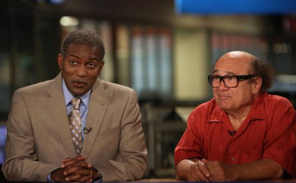 Bild 1 von 7: Scott (Karl T. Wright, l.); Frank Reynolds (Danny DeVito, r.)