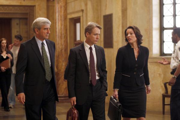 Bild 1 von 1: (l-r) Sam Waterston as District Attorney Jack McCoy, Linus Roache as A.D.A. Michael Cutter, Alana De La Garza as A.D.A. Connie Rubirosa -- NBC